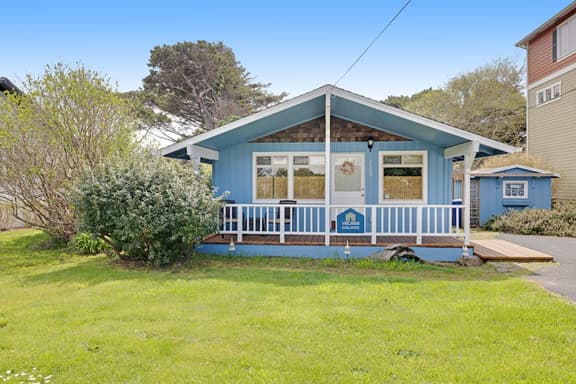 Cozy Dog Friendly Getaway Close to the Beach Includes Deck