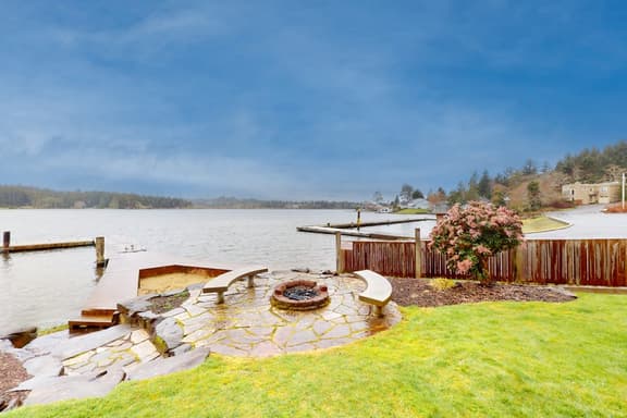 Lakefront Family Friendly Home with a Private Hot Tub Game Room and Dock