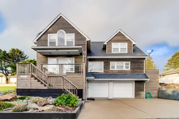 Enormous ocean view homes with firepit and deck short walk to the beach