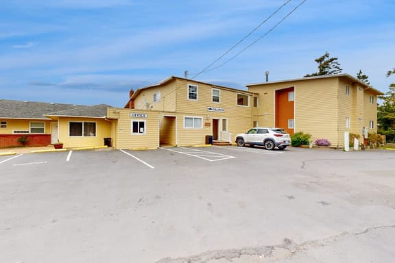 Welcoming Studio with Ocean View and Nearby Beach Access Dogs OK