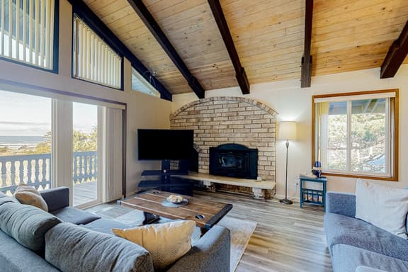 Quaint Dog Friendly Escape Near Town and Beach with Ocean Views and High Speed WiFi