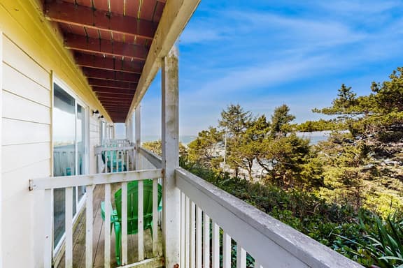 Lower Level Studio with Ocean Views and Easy Beach Access Dog Friendly